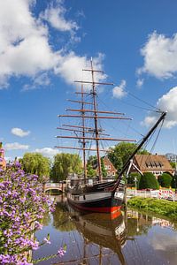 Historisch zeilschip in de gracht van Papenburg van Marc Venema