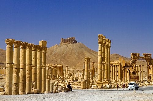 Ville en ruines de Palmyra avec forteresse dans le désert