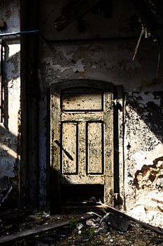 Verlassene Tür im Lost Place – Spuren des Verfalls und der Vergänglichkeit