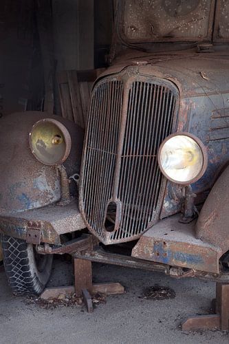 Roestige oude licht vrachtwagen uit 1930