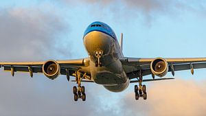 Landung des Airbus A330-200 der KLM kurz nach Sonnenaufgang.