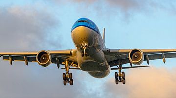 Landende KLM Airbus A330-200 vlak na zonsopkomst. van Jaap van den Berg