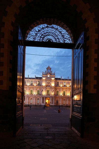 Blick durch Torbogen des Siculorum Gymnasium auf die Universit�t, Universita Degli Studi Di Catania, von Torsten Krüger