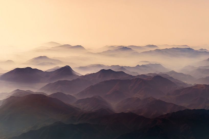 coucher de soleil sur des montagnes brumeuses par Gerard Wielenga