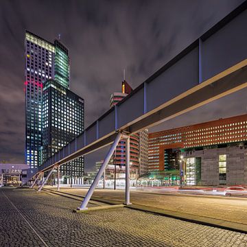 Opvallende architectuur op het Wilhelminaplein bij nacht