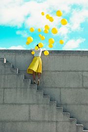 Loslassen im Licht - Modernes Foto mit gelben Luftballons und Treppen von Kleurenrijk