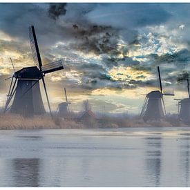 Windmühlen von Kinderdijk im Sonnenaufgang im Nebel von Mariska Asmus