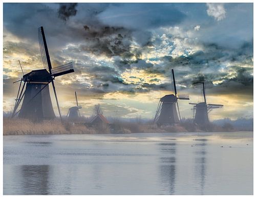Molens van Kinderdijk in de zonsopgang in de mist