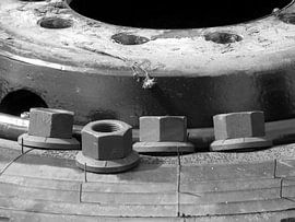 Vrachtwagenwiel by richard de bruyn