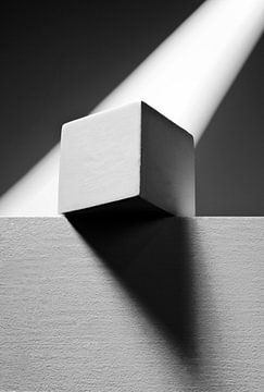 Witte kubus op rechthoek met witte achtergrondstreep. van Gerhard de Wit