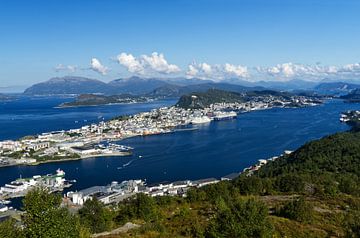 Alesund met haven en bergen vanaf de berg Sukkertoppen van Anja B. Schäfer