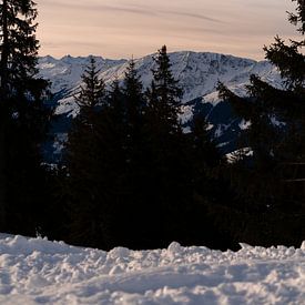 zonsopkomst boven de besneeuwde bergen van Fotograaf Elise