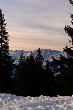 zonsopkomst boven de besneeuwde bergen van Fotograaf Elise