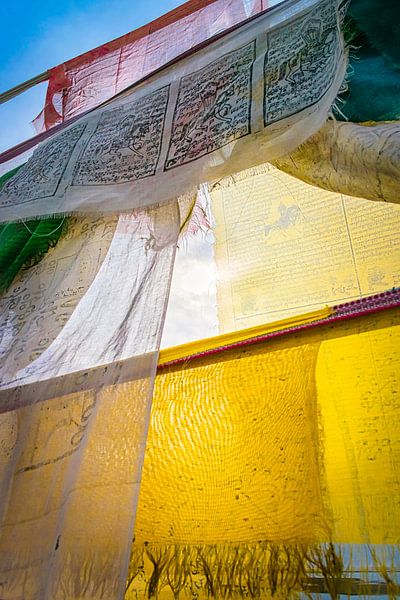 Soleil derrière les drapeaux de prière, Tibet par Rietje Bulthuis