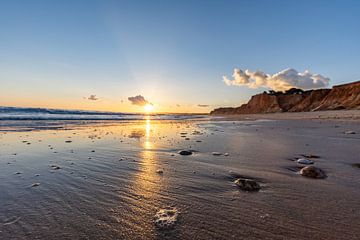 Zonsondergang op het zandstrand Praia da Falésia. Kliffen Roze bloemen bij Albufeira, Portugal van Fotos by Jan Wehnert