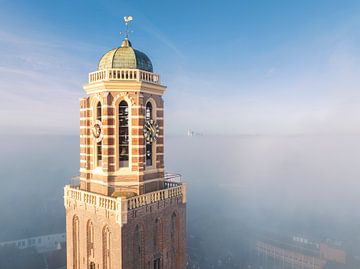 Zwolle Peperbus kerktoren boven de mist van Sjoerd van der Wal Fotografie