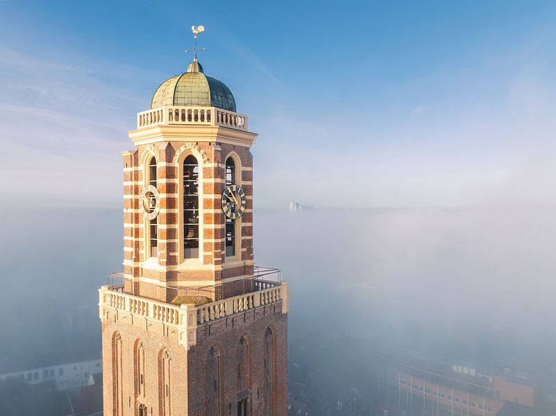 Peperbus-Kirchturm in Zwolle über dem Nebel von Sjoerd van der Wal Fotografie