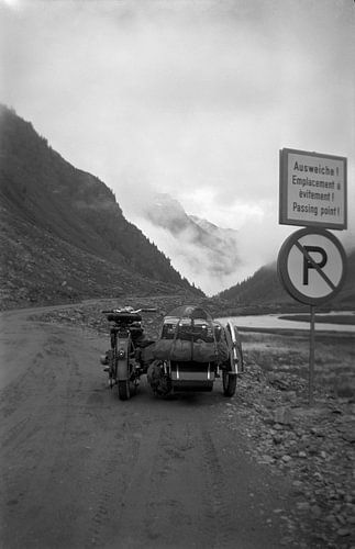 Klassisches BMW-Oldtimer-Motorrad mit Seitenwagen in den Alpen