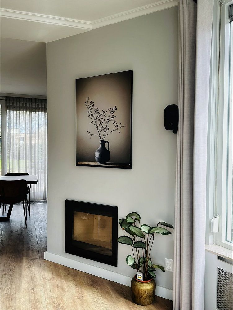 Vase bleu aux baies par Karin Bazuin