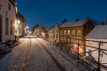 Elsloo in de avond in de winter met sneeuw