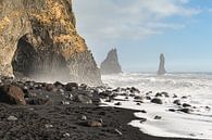 Bekende kliffen van Reynisdrangar nabij Vík í Mýrdal van KC Photography thumbnail