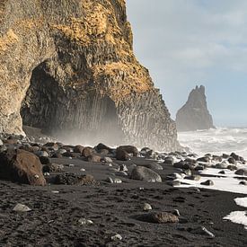 Bekende kliffen van Reynisdrangar nabij Vík í Mýrdal van KC Photography