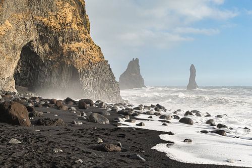 Bekende kliffen van Reynisdrangar nabij Vík í Mýrdal van KC Photography