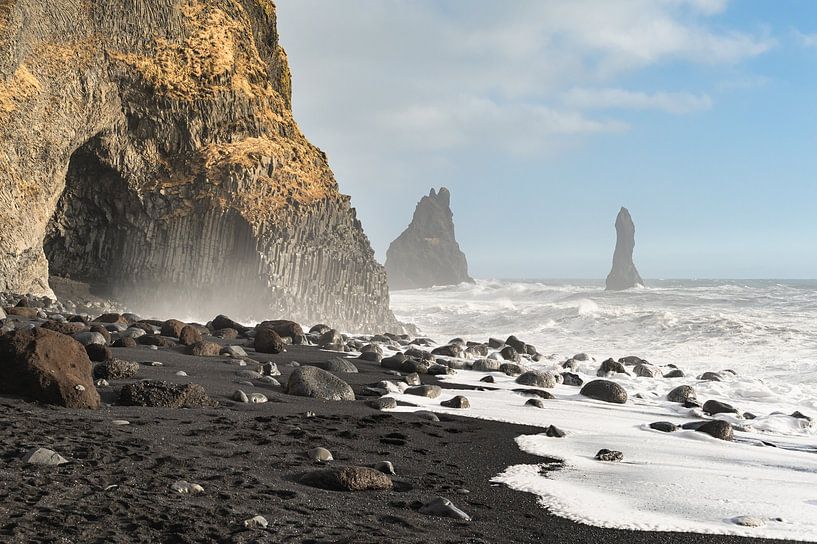 Bekende kliffen van Reynisdrangar nabij Vík í Mýrdal van KC Photography