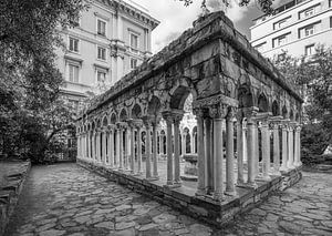 Ruines du monastère de Saint-André (en noir et blanc) au centre de Gênes, Italie