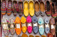 Traditionele Indiase schoenen op een markt in Jaipur van Marc Venema thumbnail