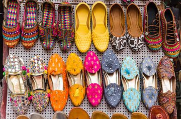 Traditionele Indiase schoenen op een markt in Jaipur van Marc Venema