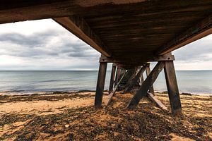 Bootssteg an der Küste der Normandie Frankreich von Rob van der Teen