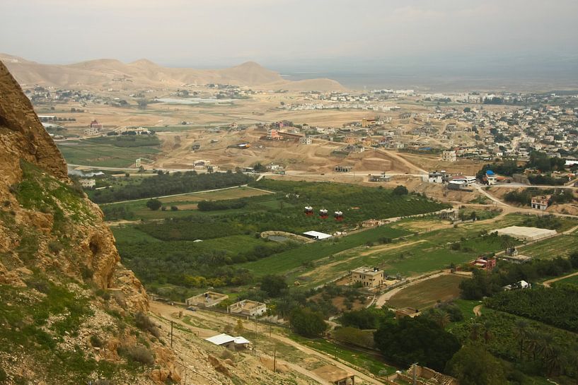 Une vue de la vallée fleurie depuis la montagne de la tentation à Jéricho, un endroit où, selon la l par Michael Semenov