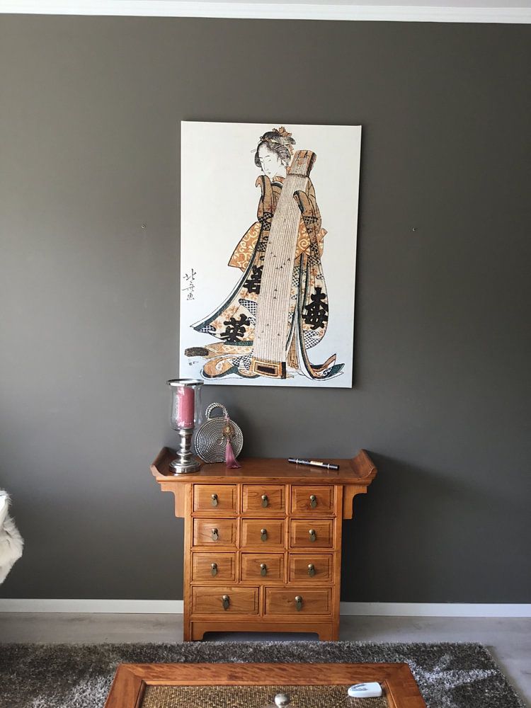 Japanse kunst ukiyo-e. Japanse vrouw door Katsushika Hokusai in aardetinten  van Dina Dankers 