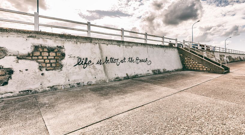 Life is better at the beach van Rob van der Teen