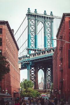De Manhattan Bridge gezien vanaf Brooklyn van Mick van Hesteren