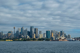 Blick auf das Sydney Opera House und die Skyline von Astrid Den Hartog-Dievelaar