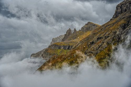Omringd door de wolken, vertonen de bergen van de Dolomieten zich in alle schoonheid.