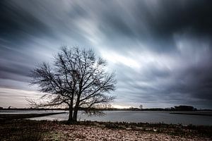 Temps orageux sur la rive (Pannerden, Arnhem) sur Eddy Westdijk