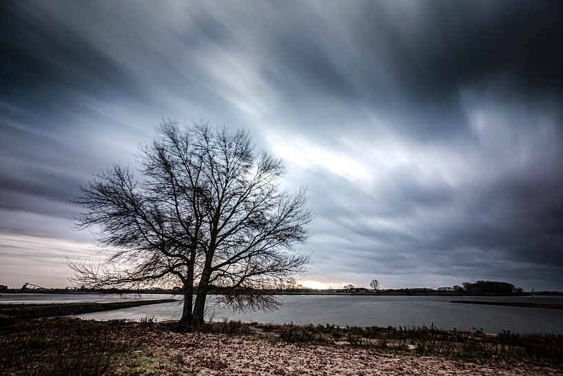 Temps orageux sur la rive (Pannerden, Arnhem) par Eddy Westdijk
