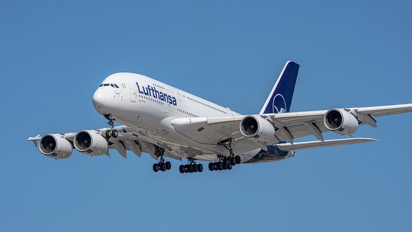 Landung eines Lufthansa Airbus A380-800 Passagierflugzeugs. von Jaap van den Berg