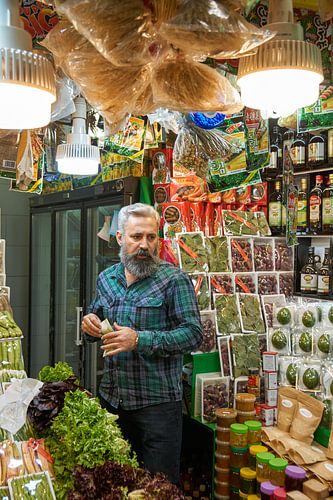 Een Iraanse man in zijn winkel in Teheran...