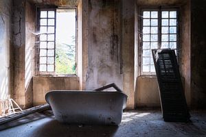 Badewanne in Verlaten Villa. von Roman Robroek – Fotos verlassener Gebäude