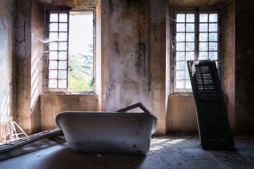 Bathtub in Abandoned Villa. by Roman Robroek