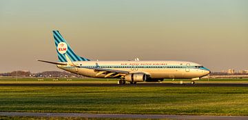 KLM Boeing 737-800 in retro livery.