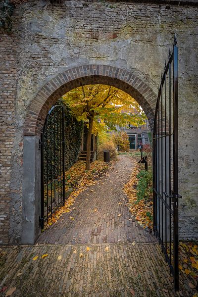 Vieille porte en pierre dans le jardin du musée à Gouda, Pays-Bas par Remco-Daniël Gielen Photography