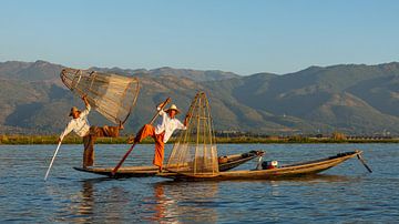 De vissers van Inle Lake in Myanmar van Roland Brack