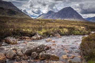 De rivier de Etive met de bergketen Buachaille Etive Mòr, Rannoch Moor van Christian Müringer