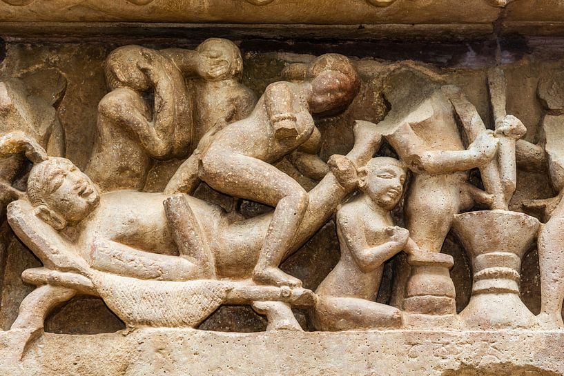Khajurao - Lakshmana  tempel, erotisch relief - 1 van Theo Molenaar