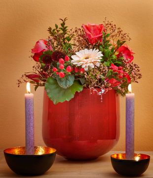 Stilleven met een boeket bloemen in een vaas en twee kaarsen van ManfredFotos